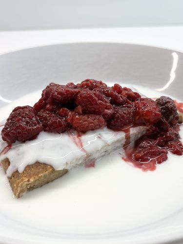 VIDEO: Bananenbrot mit Joghurt-Topping und Himbeeren